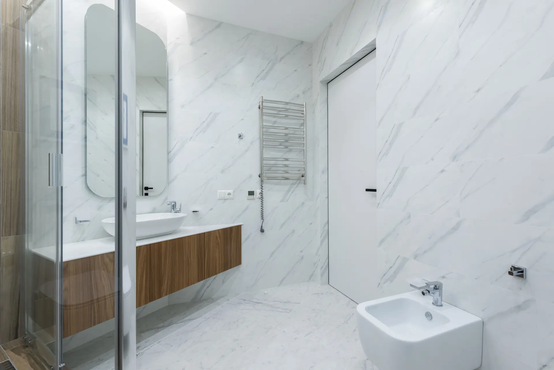 Bathroom with large-format white marble-look tiles